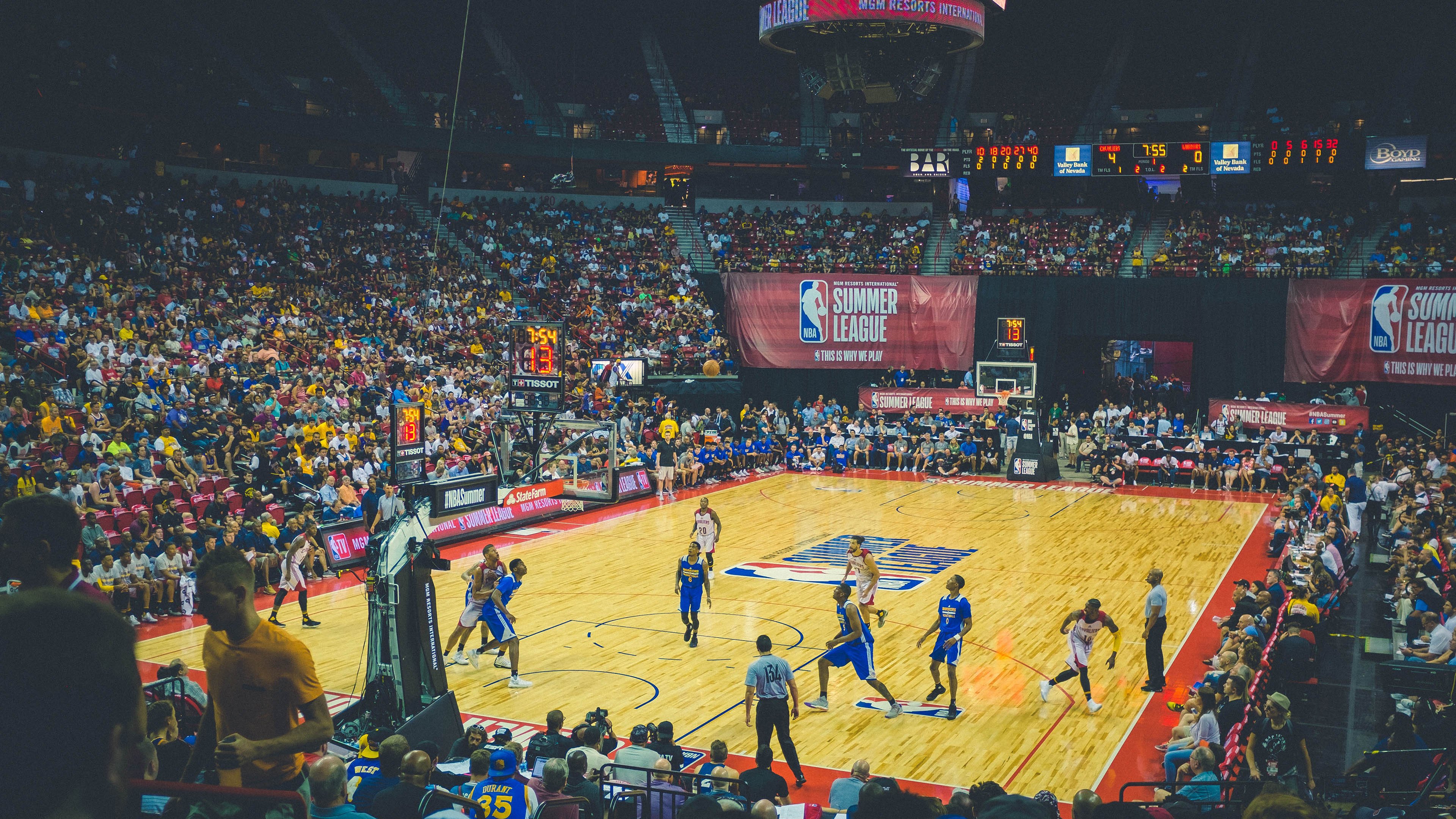 大屏幕上的欢呼声：欧冠夜晚的狂热心情